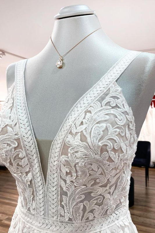 Apliques de renda marfim sem mangas uma linha vestido de casamento de igreja com sutiã embutido
