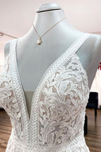 Apliques de renda marfim sem mangas uma linha vestido de casamento de igreja com sutiã embutido
