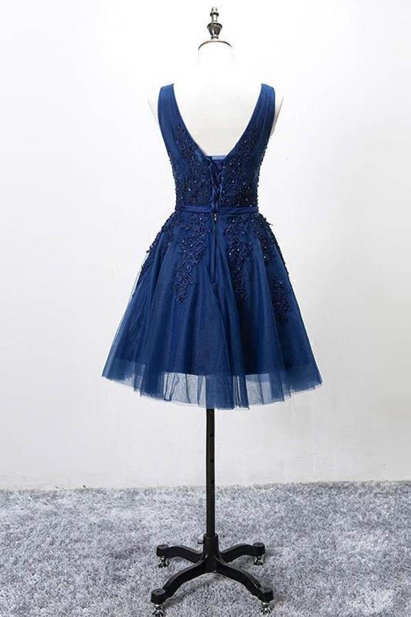 Ärmelloses, kurzes Tüllkleid mit Schnürung und Spitzenapplikationen
