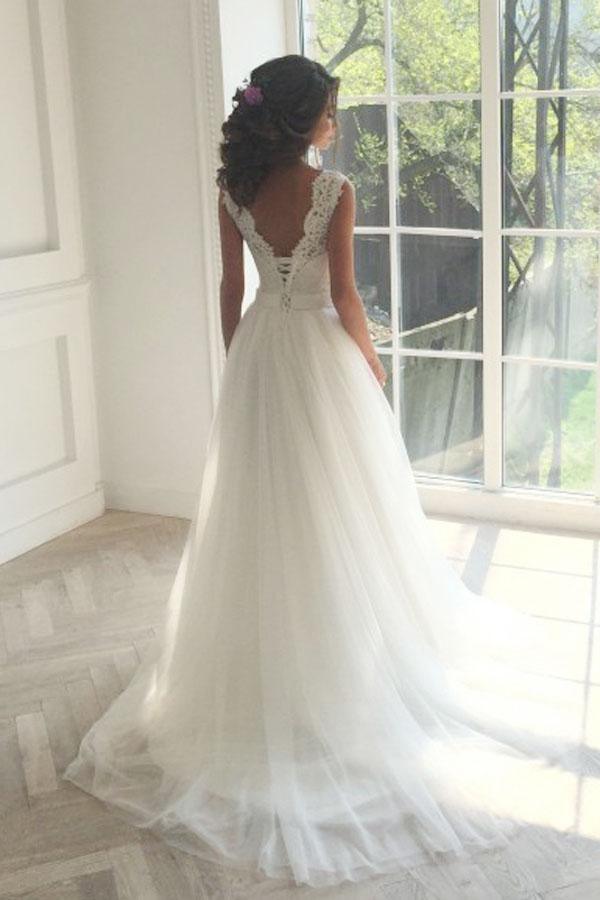 Abito da sposa bianco senza maniche in pizzo, linea a trapezio con strascico