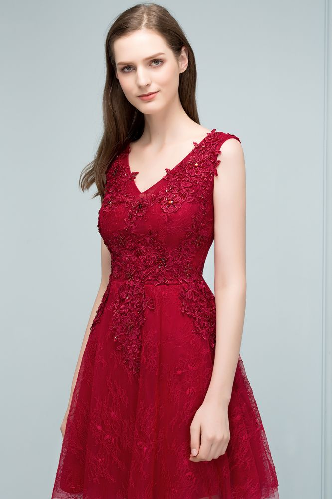 Ärmelloses kurzes A-Linien-Ballkleid mit V-Ausschnitt und Spitzenapplikationen aus Tüll