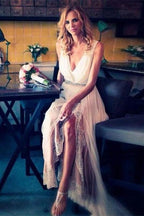Vestido de Noiva em Chiffon com Decote em V, Sem Mangas, Cauda Longa e Bordados com Contas