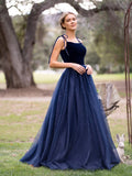 Bodenlanges Ballkleid aus Samttüll mit Spaghettiträgern