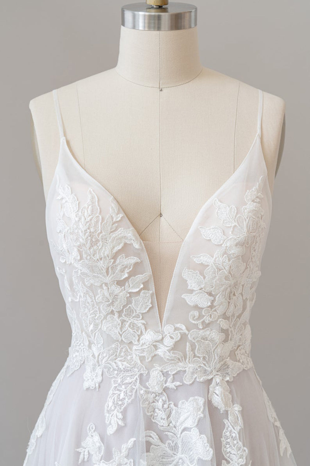 Robe de mariée en tulle avec bretelles spaghetti et appliques en dentelle