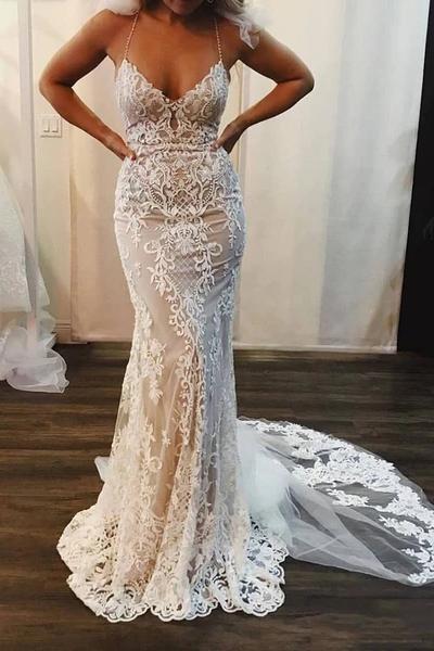 Abito da sposa elegante con spalline sottili, applicazioni di pizzo a sirena e lungo strascico