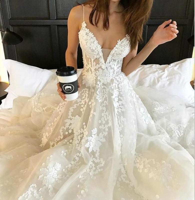 Spaghettiträger V-Ausschnitt Strand Hofschleppe Tüll Elegante Brautkleider mit Spitze 