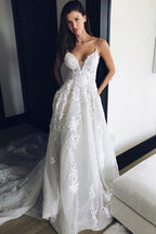 Spaghettiträger V-Ausschnitt Strand Hofschleppe Tüll Elegante Brautkleider mit Spitze 