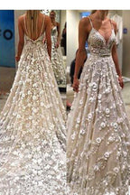 Vestido de Noiva com Alças Finas, Saia com Cauda, Costas Descobertas e Bordados com Contas