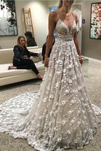 Vestido de Noiva com Alças Finas, Saia com Cauda, Costas Descobertas e Bordados com Contas