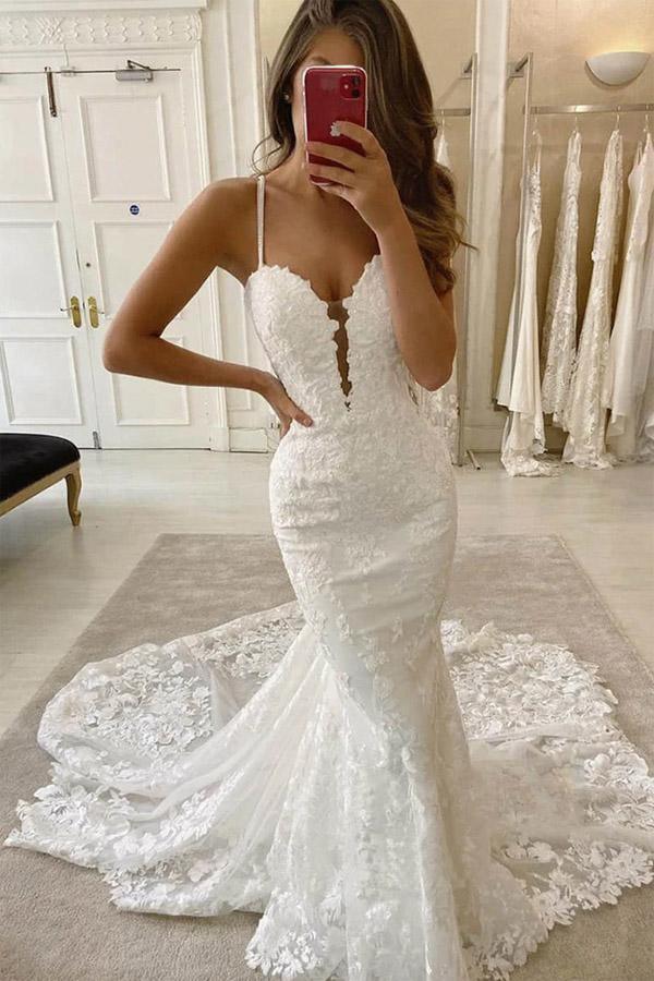 Vestido de novia de sirena con escote en V profundo y tirantes finos y cola larga
