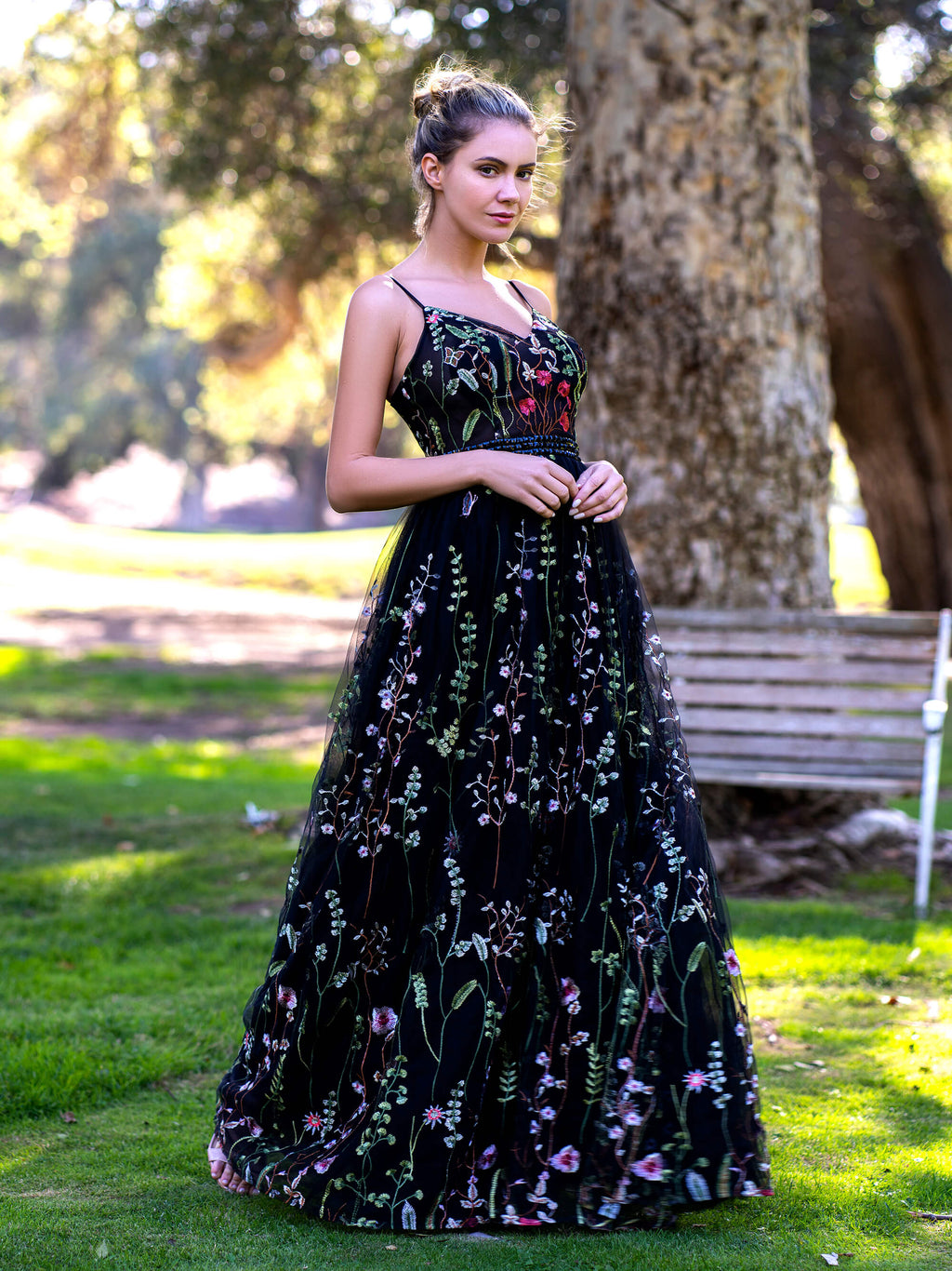 Bodenlanges Ballkleid mit V-Ausschnitt, Spaghettiträgern und Tüllapplikationen