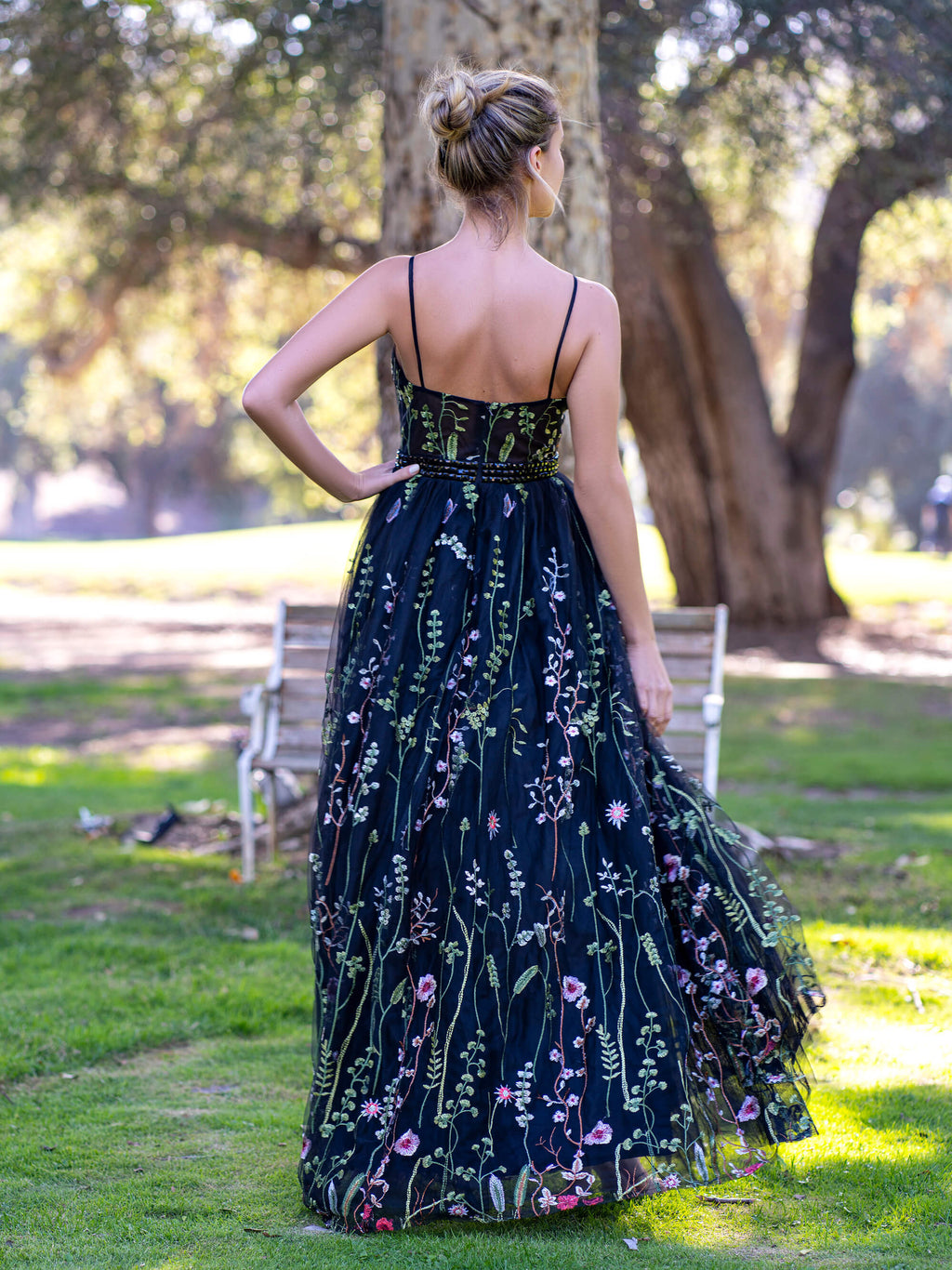 Bodenlanges Ballkleid mit V-Ausschnitt, Spaghettiträgern und Tüllapplikationen