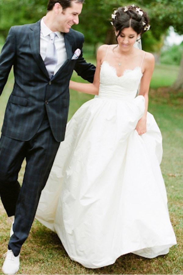 Vestido de novia color marfil con tirantes finos y encaje hasta el suelo