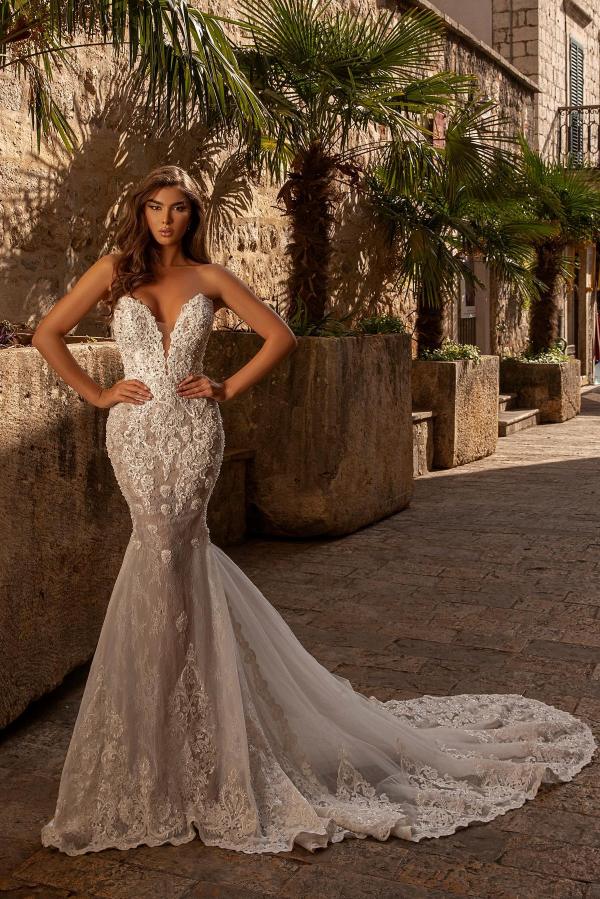 Spaghetti Straps Lace Sleeveless Mermaid Wedding Dress Floor Length Chapel Train