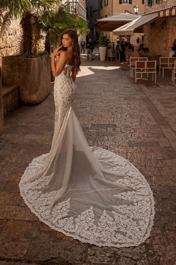 Spaghetti Straps Lace Sleeveless Mermaid Wedding Dress Floor Length Chapel Train