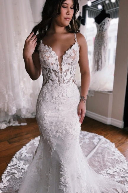 Abito da sposa in pizzo lungo fino a terra con spalline sottili a sirena e strascico a cappella