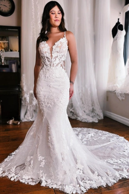 Abito da sposa in pizzo lungo fino a terra con spalline sottili a sirena e strascico a cappella