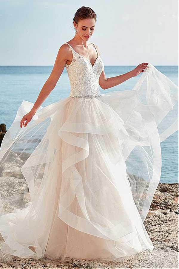 Vestido de novia de corte A con escote en V y tirantes finos y cuentas