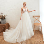 Robe de mariée champagne à fines bretelles, décolleté en V plongeant et dos nu