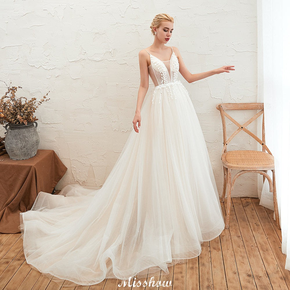 Robe de mariée champagne à fines bretelles, décolleté en V plongeant et dos nu
