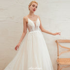 Robe de mariée champagne à fines bretelles, décolleté en V plongeant et dos nu