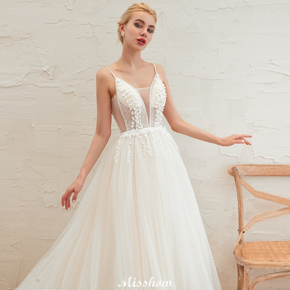 Robe de mariée champagne à fines bretelles, décolleté en V plongeant et dos nu