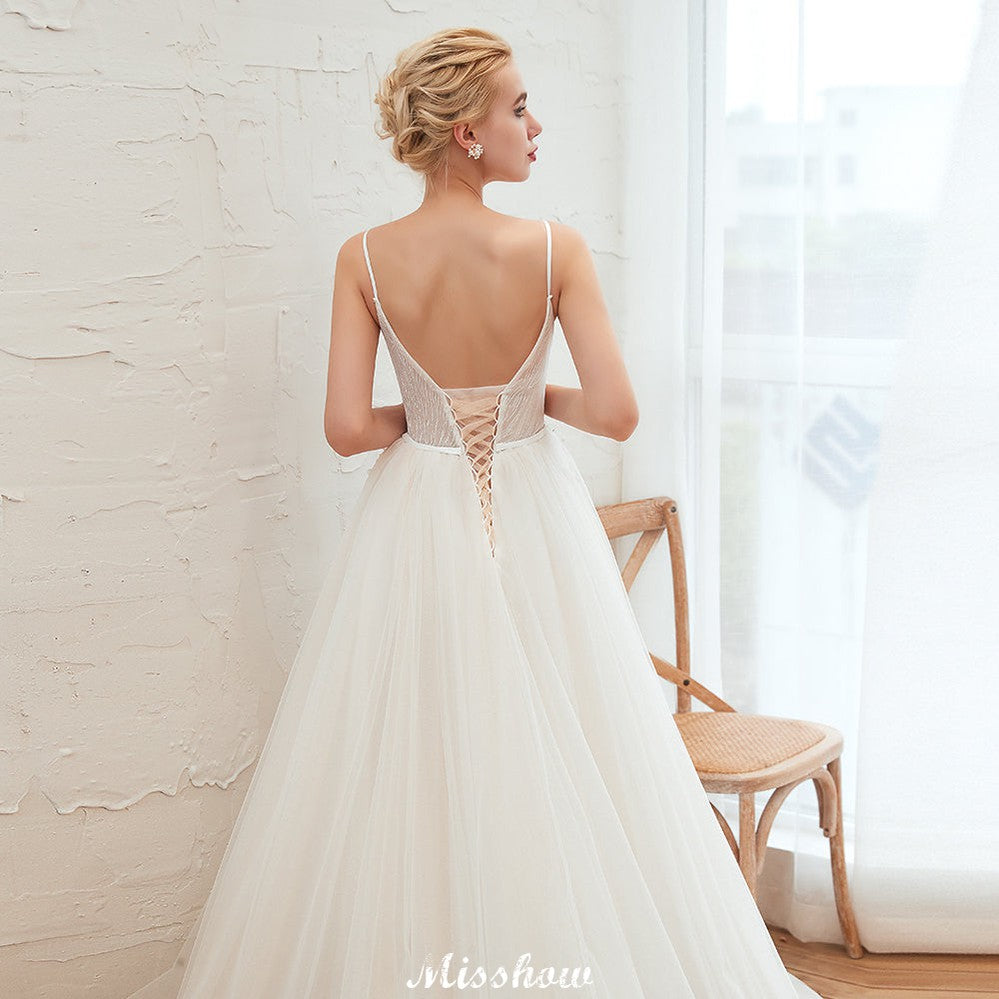 Robe de mariée champagne à fines bretelles, décolleté en V plongeant et dos nu