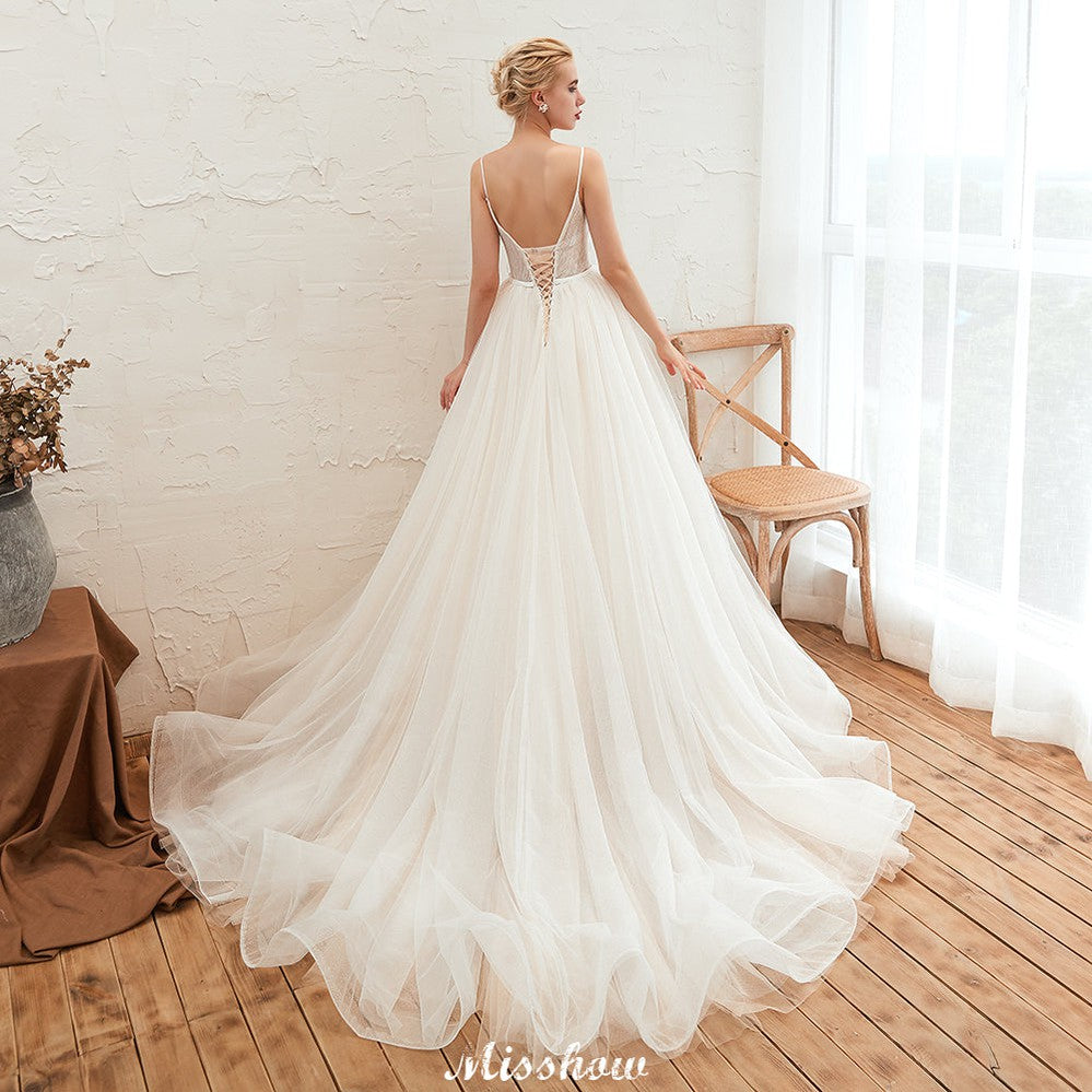 Robe de mariée champagne à fines bretelles, décolleté en V plongeant et dos nu
