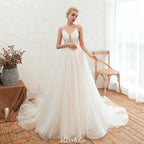 Robe de mariée champagne à fines bretelles, décolleté en V plongeant et dos nu