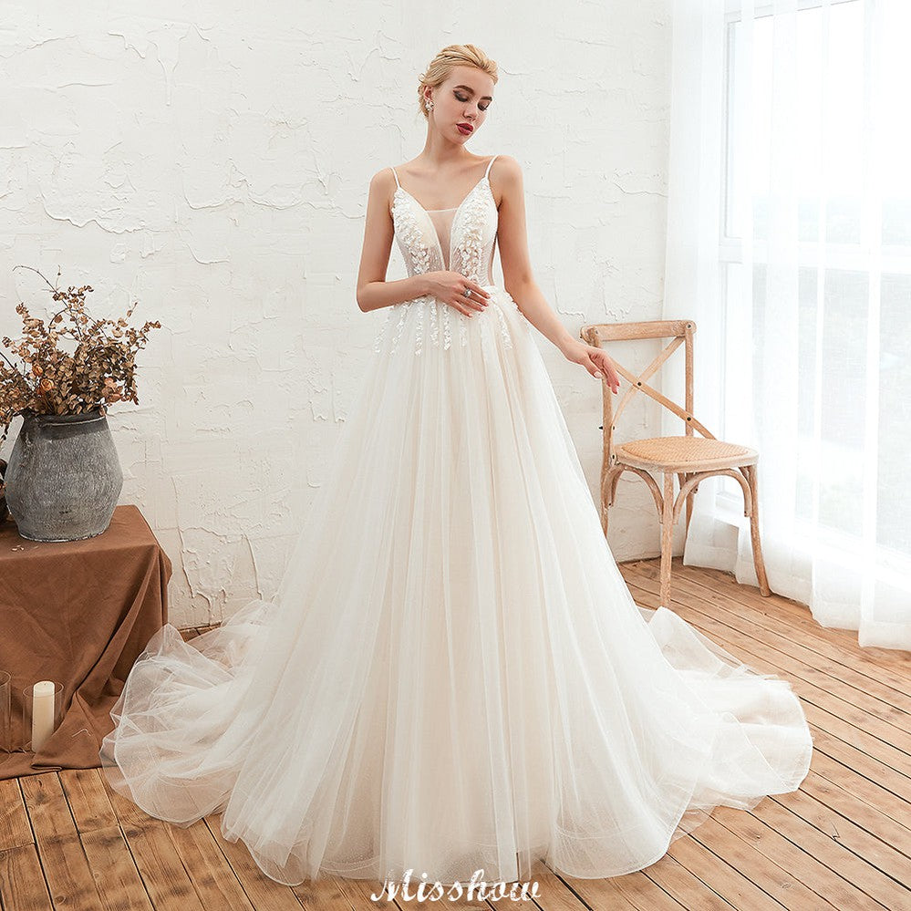 Robe de mariée champagne à fines bretelles, décolleté en V plongeant et dos nu