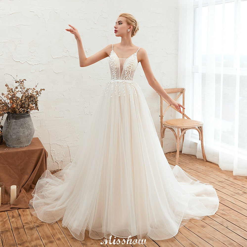 Robe de mariée champagne à fines bretelles, décolleté en V plongeant et dos nu