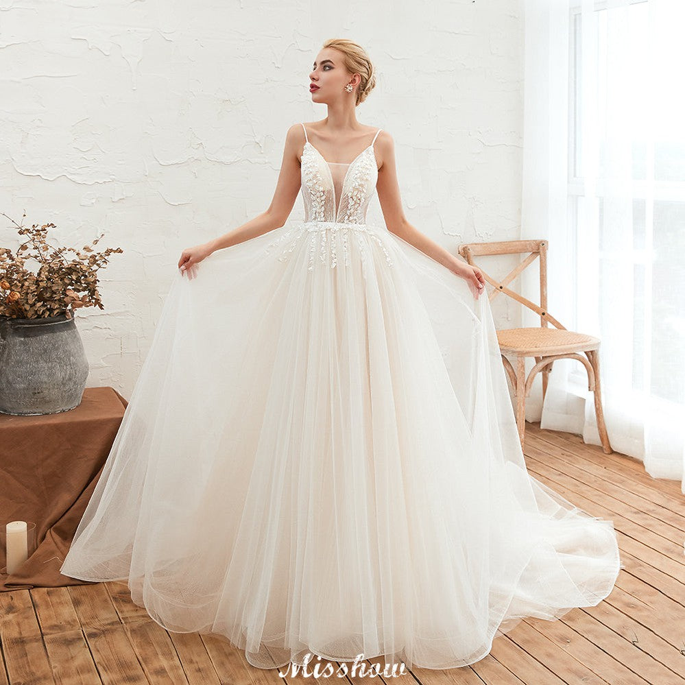 Robe de mariée champagne à fines bretelles, décolleté en V plongeant et dos nu