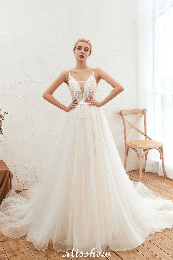 Robe de mariée champagne à fines bretelles, décolleté en V plongeant et dos nu