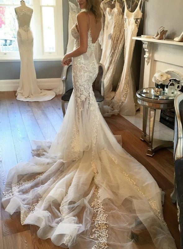 Abiti da sposa eleganti in tulle con scollo a V, spalline sottili e applicazioni di sirena graziosa