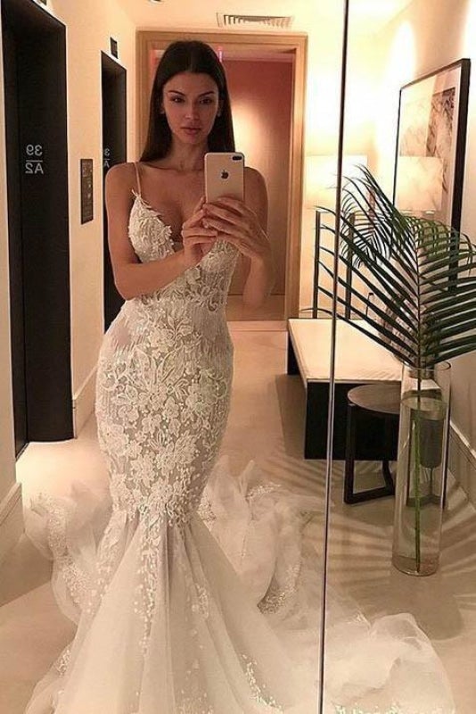 Abiti da sposa eleganti in tulle con scollo a V, spalline sottili e applicazioni di sirena graziosa