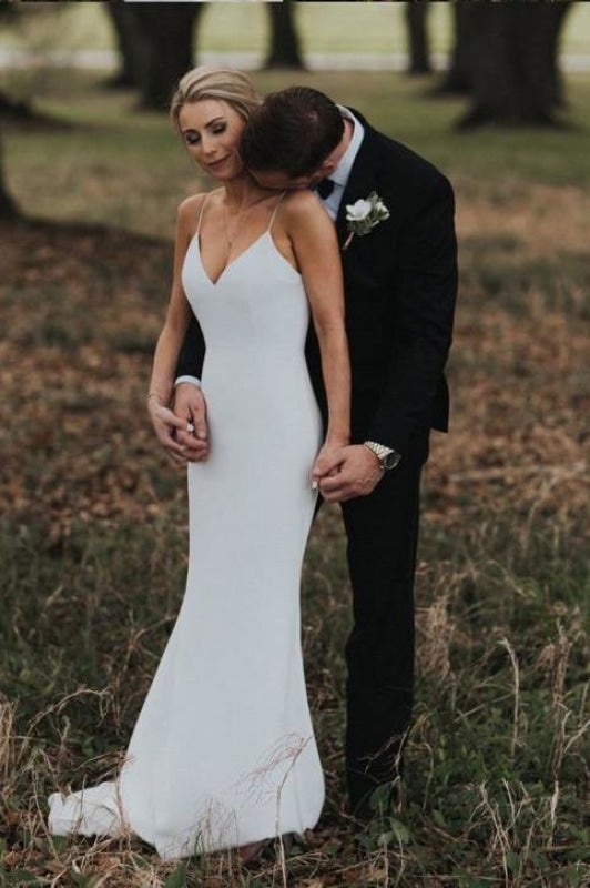 Robe de mariage élégante bohème simple de plage à bretelles spaghetti, dos nu en forme de queue de sirène et col en V