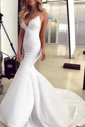 Abiti da sposa eleganti con spalline sottili, applicazioni di pizzo a sirena graziosa, schiena scoperta e seducente