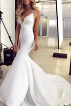 Abiti da sposa eleganti con spalline sottili, applicazioni di pizzo a sirena graziosa, schiena scoperta e seducente