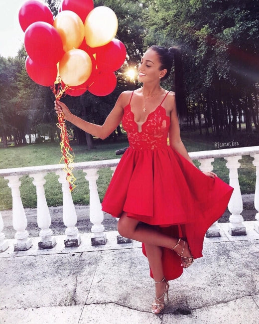 Rotes High-Low-A-Linien-Heimkehrkleid mit Spaghettiträgern und V-Ausschnitt