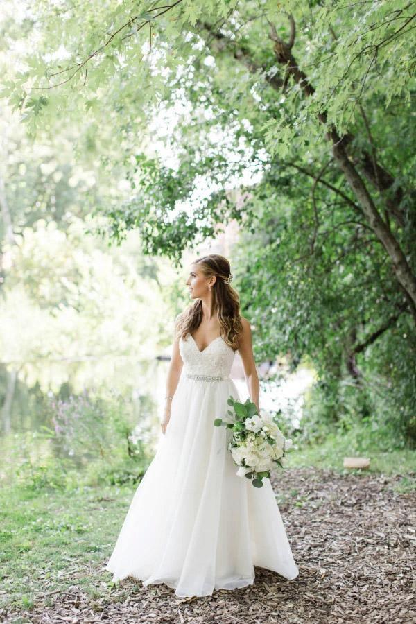 Vestido de Noiva com Alças Finas, Decote em V e Corte em A com Cinto de Cristais
