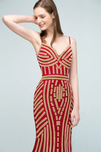 Abito da sera lungo fino al pavimento con scollo a V a forma di sirena, perline e tulle Spaghetti