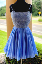 Kurzes Ballkleid mit funkelnden Perlen in Blau