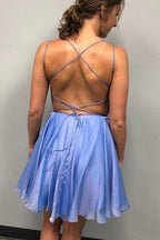 Kurzes Ballkleid mit funkelnden Perlen in Blau