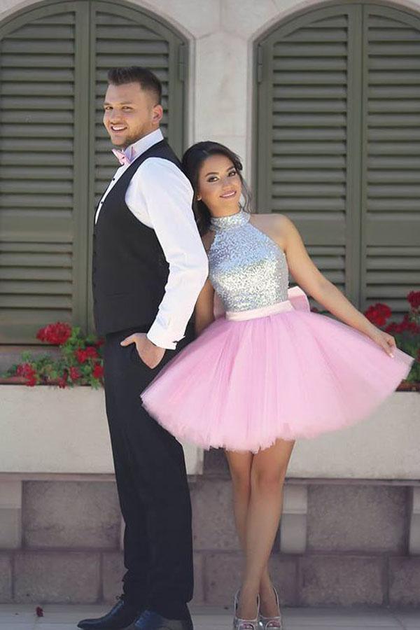 Robe courte rose scintillante à col montant pour bal de fin d'année