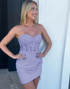 Robe moulante de retour à la maison avec applications perlées lilas