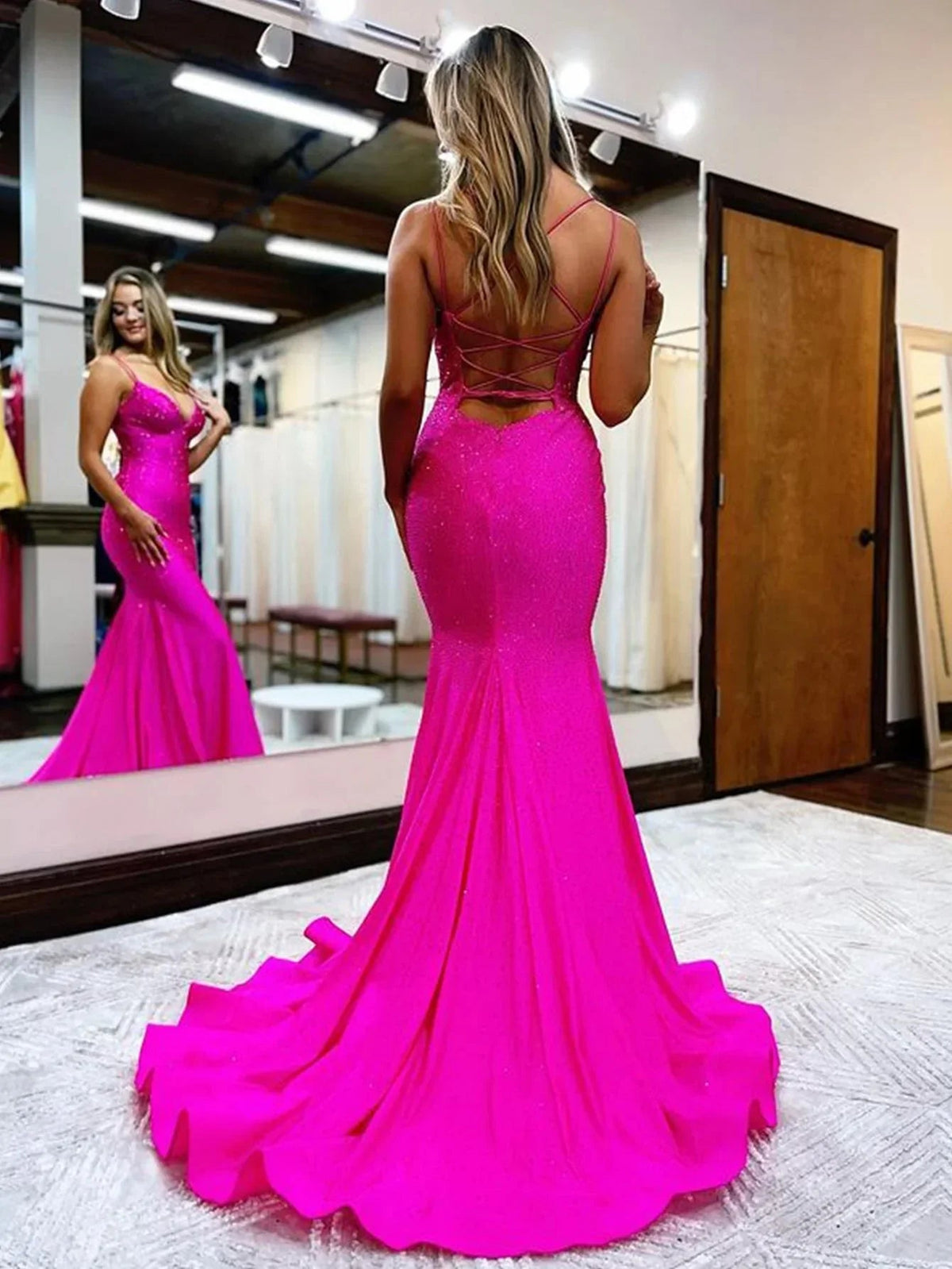 Lilly | Vestido largo de gala de satén con escote en V y cuentas, sirena brillante