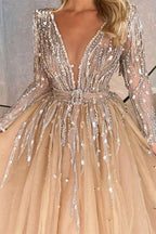 Robe de bal à manches longues en forme de A avec col en V scintillant et perles