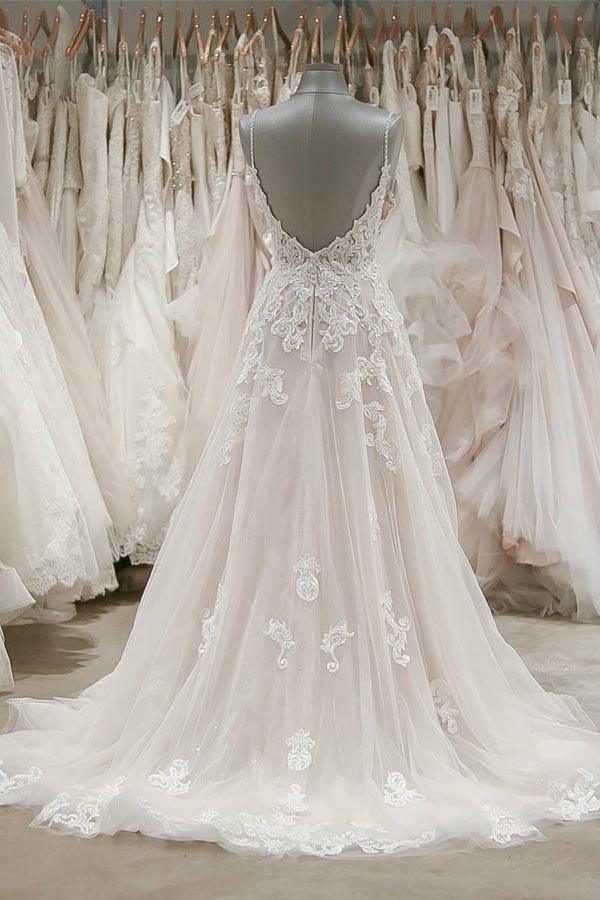 Vestido de novia de tul color marfil con tirantes y escote en V para playa