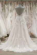 Vestido de novia de tul color marfil con tirantes y escote en V para playa