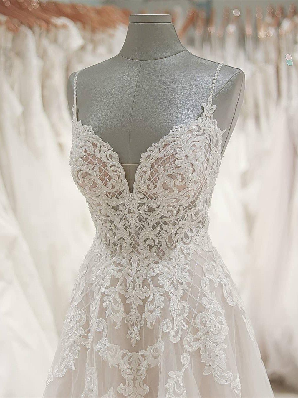Vestido de novia de tul color marfil con tirantes y escote en V para playa